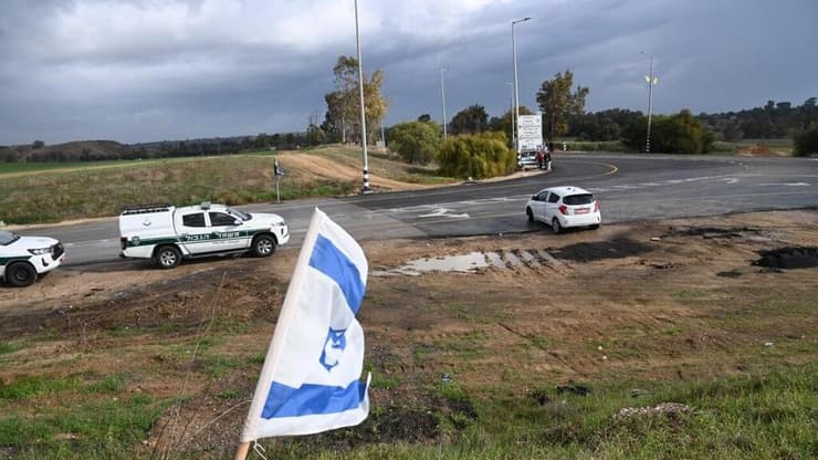 צילום: הרצל יוסף אזרחים תומכים, כוחות הביטחון וכלי תקשורת בצומת גמה נערכים לקבלת החטופים החללים והעברתן לאבו כביר