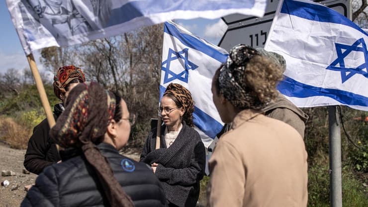 אזרחים הגיעו לתמוך בצמתים ברחבי הארץ בזמן מעבר שיירת ארונות החטופים