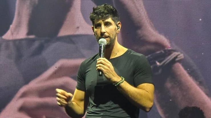 עידן עמדי בהופעה בירושלים