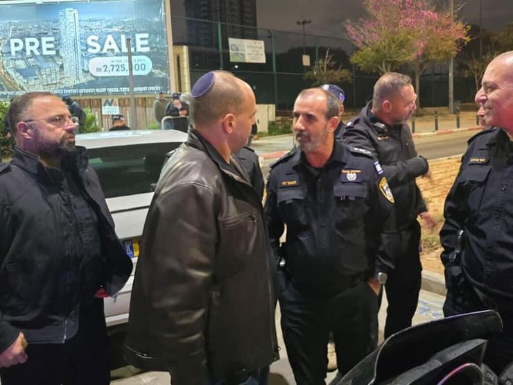 מפכ"ל המשטרה, דני לוי, בזירת הפיגוע בבת ים