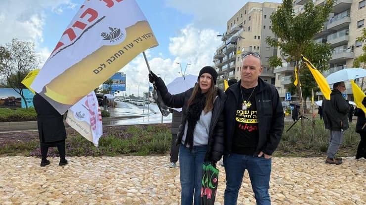 "יום קשה, עצוב ומפרק - שמדגיש את עוצמת ההפקרה". חברי ניר עוז בעצרת בכרמי גת (צילום: רוני גרין שאולוב) חברי ניר עוז בעצרת בכרמי גת לקבת החטופים החללים