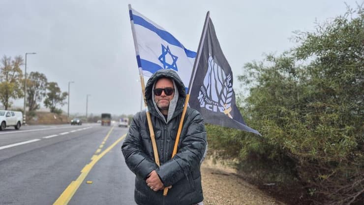 אזרחים תומכים  בצומת גמה במהלך קבלת החטופים החללים והעברתן לאבו כביר