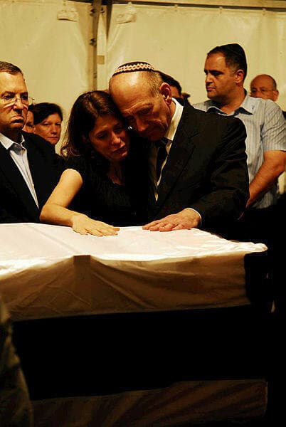 אהוד אולמרט וקרנית גולדווסר מעל ארונו של אהוד גולדווסר ז"ל