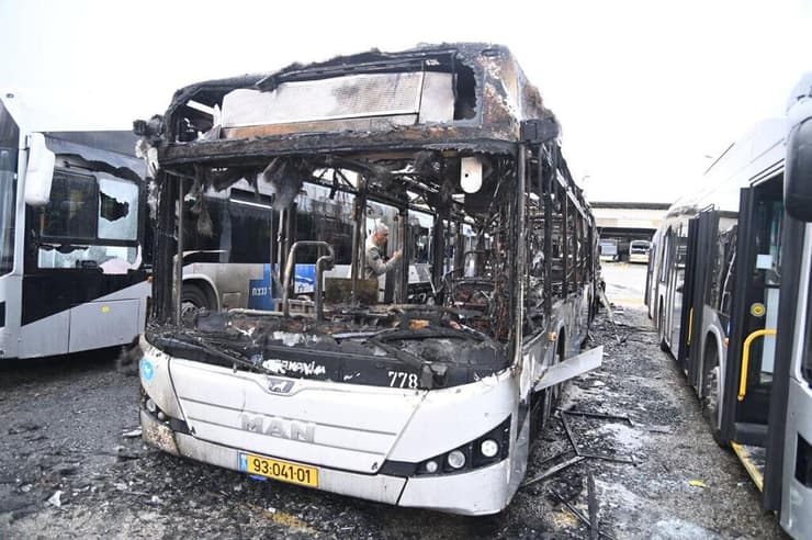 האוטובוסים השרופים מפיגוע המטענים המשולב בבת ים