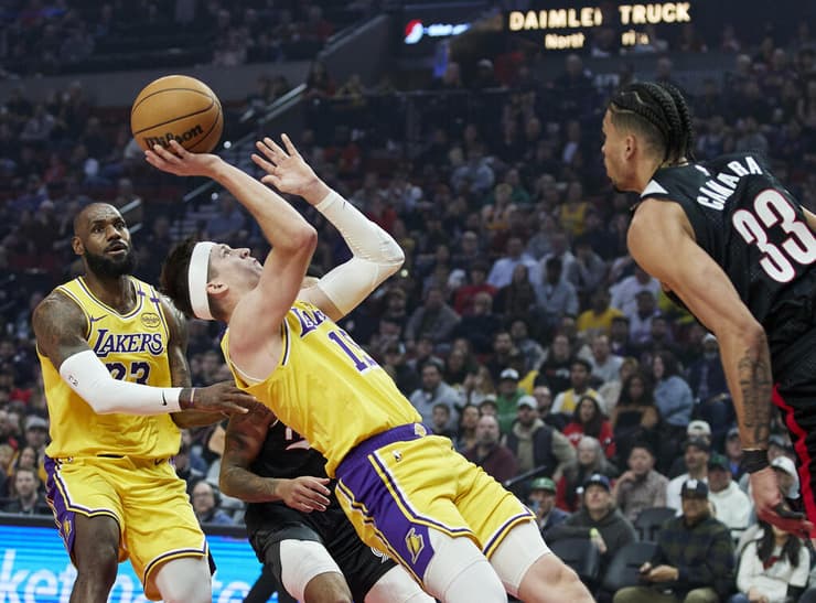 ריבס, רגע לפני עוד סל אקרובטי (צילום: AP Photo/Craig Mitchelldyer) ריבס