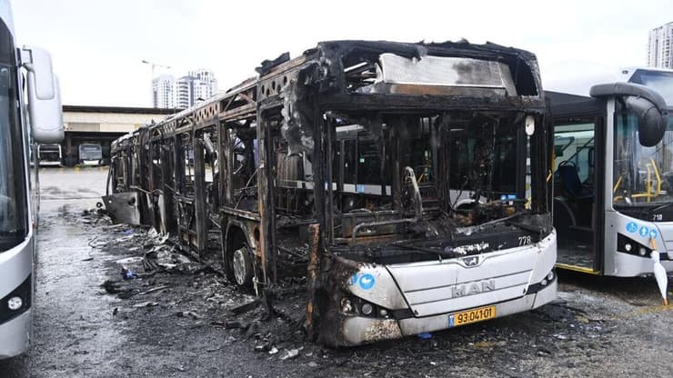 האוטובוסים השרופים מפיגוע המטענים המשולב בבת ים