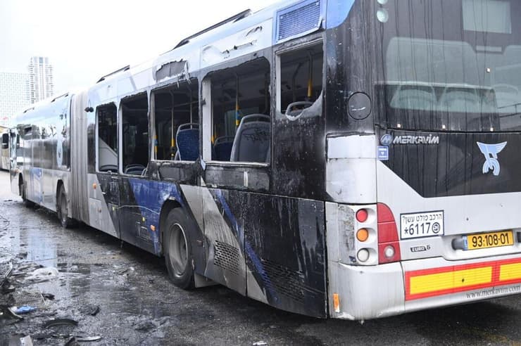 האוטובוסים השרופים מפיגוע המטענים המשולב בבת ים