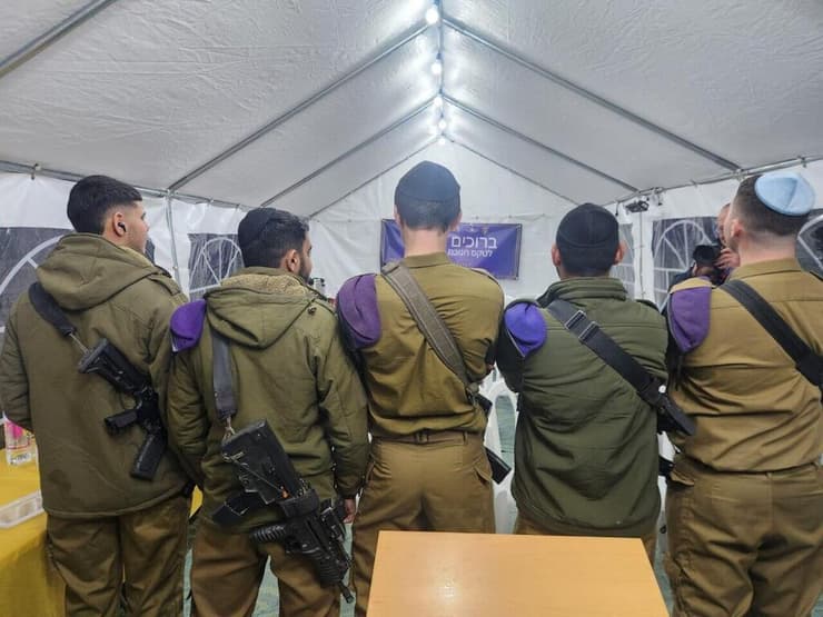 הגיעו לטקס בירושלים. חיילים שעליהם פיקד סרן רואי מילר ז"ל (צילום: איציק כהן) חיילים מגבעתי בטקס