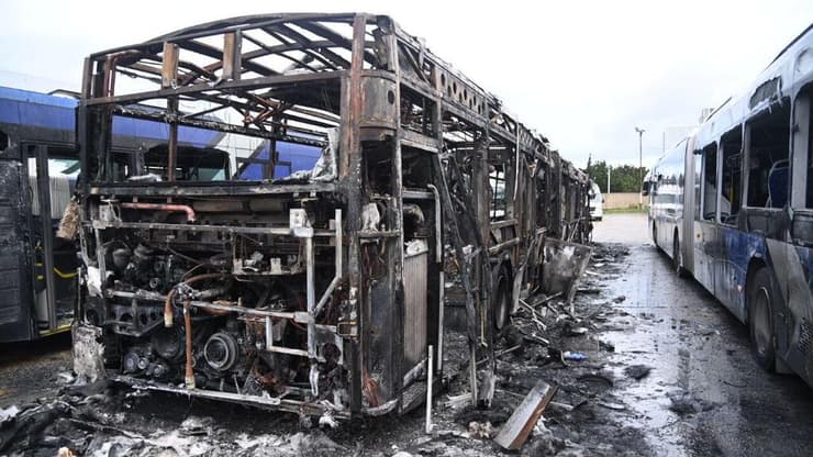 האוטובוסים השרופים מפיגוע המטענים המשולב בבת ים