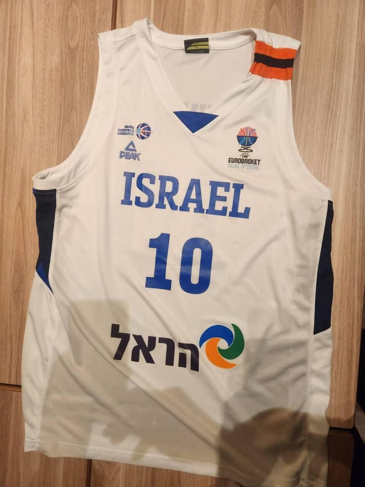 הגופיה עם הסרט הכתום שחור