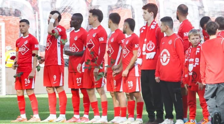 שחקני הפועל תל אביב עם ורדים בתחילת המשחק