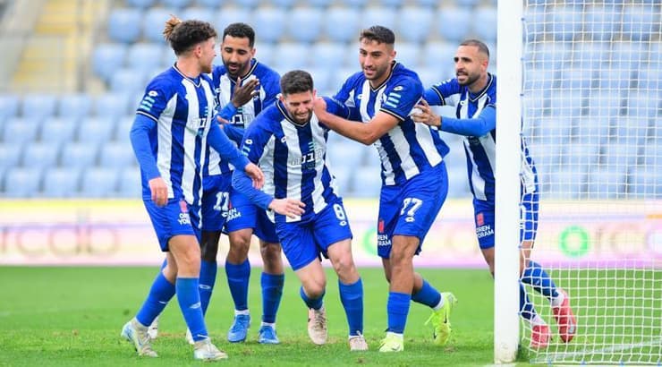 שחקני הפועל פתח תקווה חוגגים