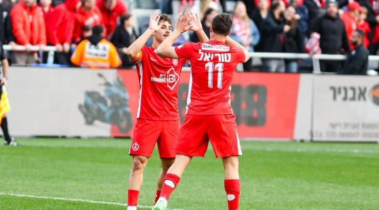 רן בנימין חוגג עם סתיו טוריאל