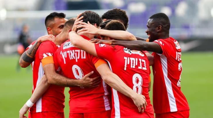 שחקני הפועל תל אביב חוגגים