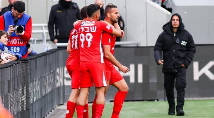 שחקני הפועל תל אביב חוגגים עם בן סהר