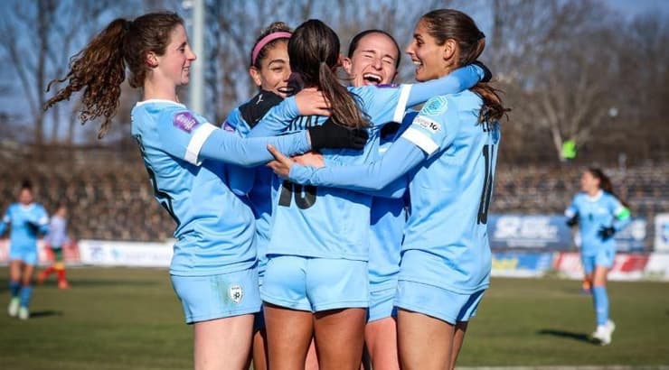 שחקניות הנבחרת חוגגות