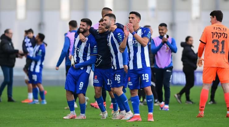 חיוכים בצד של הפועל פתח תקווה