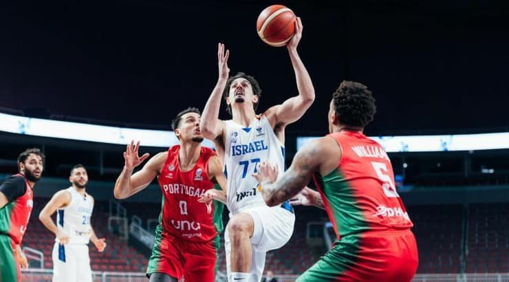 בן שרף מתחת לסל (האתר הרשמי של היורובאסקט) בן שרף מתחת לסל