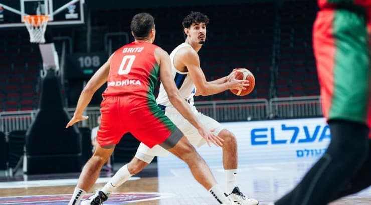 בן שרף שומר על הכדור (האתר הרשמי של היורובאסקט) בן שרף שומר על הכדור