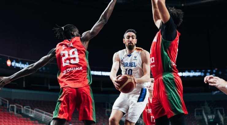 בר טימור בין שני שומרים (FIBA.COM) בר טימור בין שני שומרים