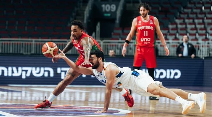 רפי מנקו נלחם (FIBA.COM) רפי מנקו נלחם