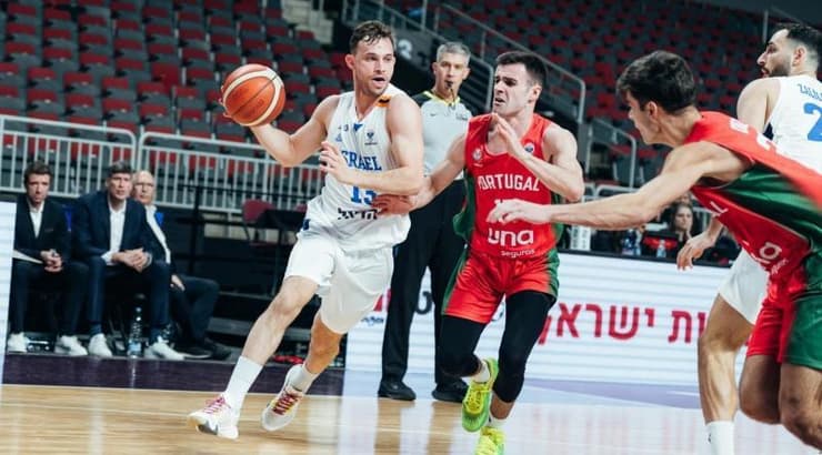 רועי הובר נכנס לצבע (FIBA.COM) רועי הובר נכנס לצבע