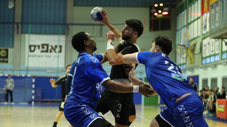 שחקן בני הרצליה דניאל צרפתי מול שחקני מ.כ חולון אור ממן ופטריק אובינה