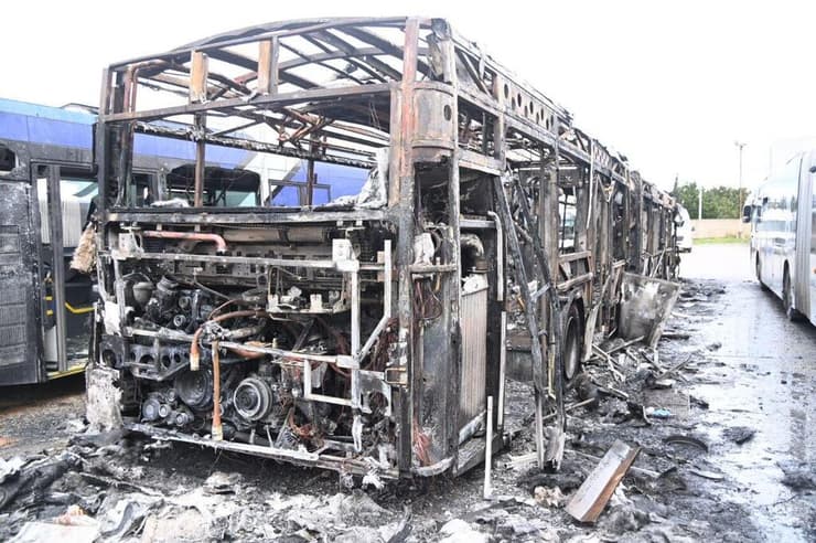 האוטובוסים השרופים מפיגוע המטענים המשולב בבת ים