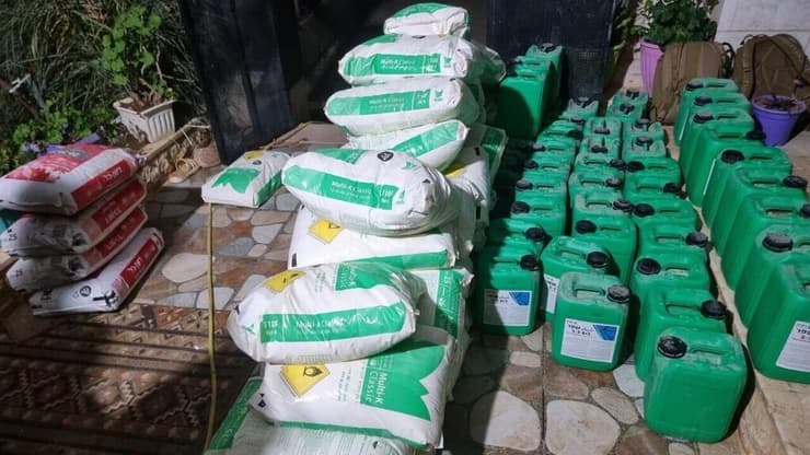 במהלך החיפוש נתפסו חומרים דו-שימושיים, אשר על פי החשד מטרתם ייצור מטעני חבלה. בין החומרים שנתפסו נמצאו 46 ג'ריקנים וכ-50 שקים של חומר אסור, אשר אינם מורשים להימצא בגזרת יהודה ושומרון