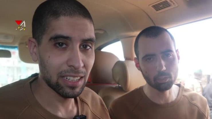 גיא גלבוע-דלאל ואביתר דוד בסרטון שפרסם חמאס לפני כחודשיים חמאס הביא את גיא גלבוע דלל ואביתר דוד לצפות בטקס השחרור של חטופים אחרים