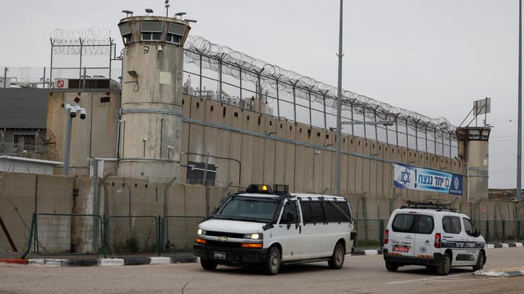 כלא עופר (צילום: REUTERS/Ammar Awad) כלא עופר