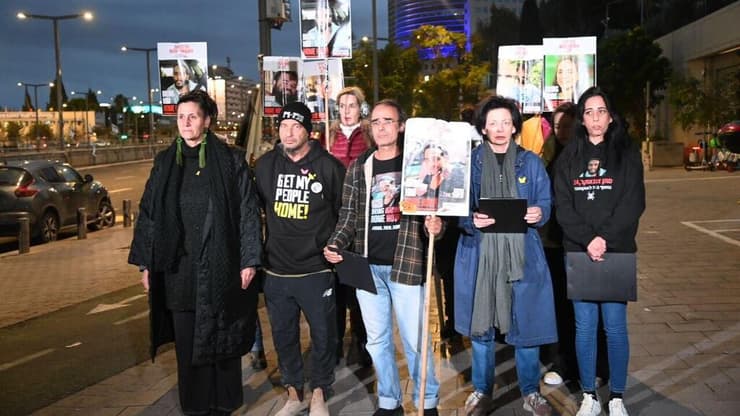 משפחות חטופים בשער בגין, הערב (צילום: יאיר שגיא) הצהרה משפחות חטופים בשער בגין