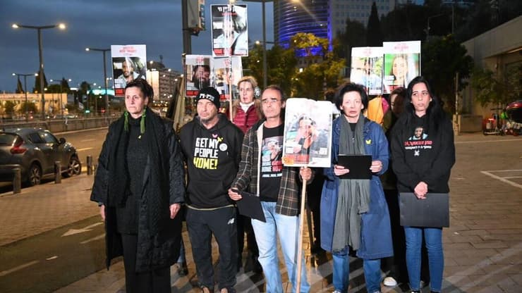 משפחות חטופים בשער בגין, הערב (צילום: יאיר שגיא) הצהרה משפחות חטופים בשער בגין