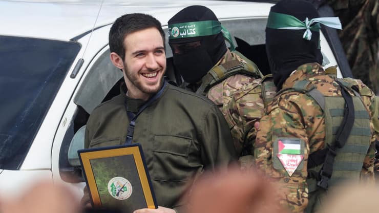 רגעי שחרור החטופים בפעימה השביעית