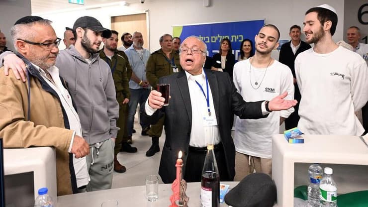 עומר שם טוב, אלי-ה כהן ועומר ונקרט בעריכת טקס הבדלה, בבית החולים בילינסון