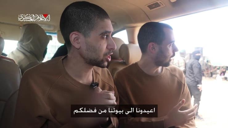 גיא גלבוע דלל ואביתר דוד צופים בטקס השחרור בשבת חמאס הביא את גיא גלבוע דלל ואביתר דוד לצפות בטקס השחרור של חטופים אחרים