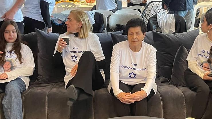 שתי הסבתות של עומר שם טוב, מחכות לצפות בשחרורו משבי חמאס