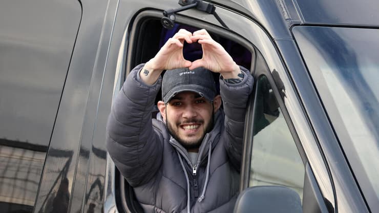 אלי-ה כהן מנופף לקהל בבילינסון