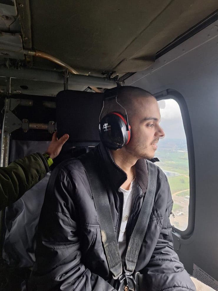 עומר ונקרט מביט מהמסוק על מפגן הדגלים בגדרה