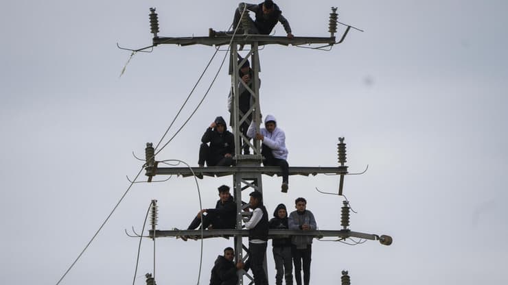 קרובי חטופים ומשפחות שכולות נגד התערבות בג"ץ. עזתים על עמוד חשמל ברצועה (צילום: AP Photo/Abdel Kareem Hana) רגעי שחרור החטופים בפעימה השביעית