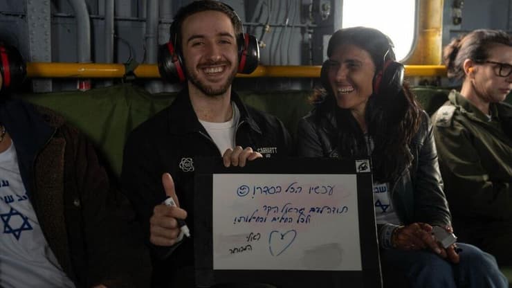 עומר שם טוב יחד עם הוריו, שלי ומלכי, בדרכם לבית החולים