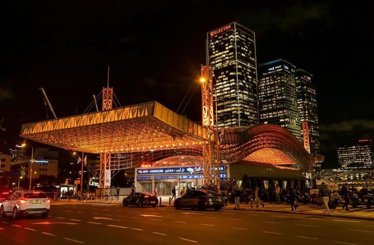 תחנת השלום בתל אביב מוארת בכתום (צילום: שבתאי טל, רכבת ישראל) תחנת השלום מוארת בכתום