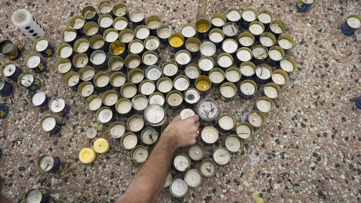 לזכר שירי והילדים. כיכר החטופים (צילום: AP Photo/Oded Balilty) כיכר החטופים