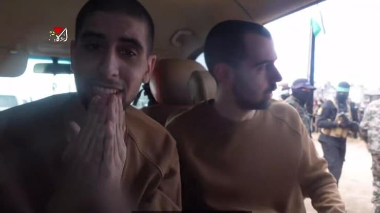 אביתר וגיא מוקפים במחבלי חמאס בסרטון חמאס הביא את גיא גלבוע דלל ואביתר דוד לצפות בטקס השחרור של חטופים אחרים