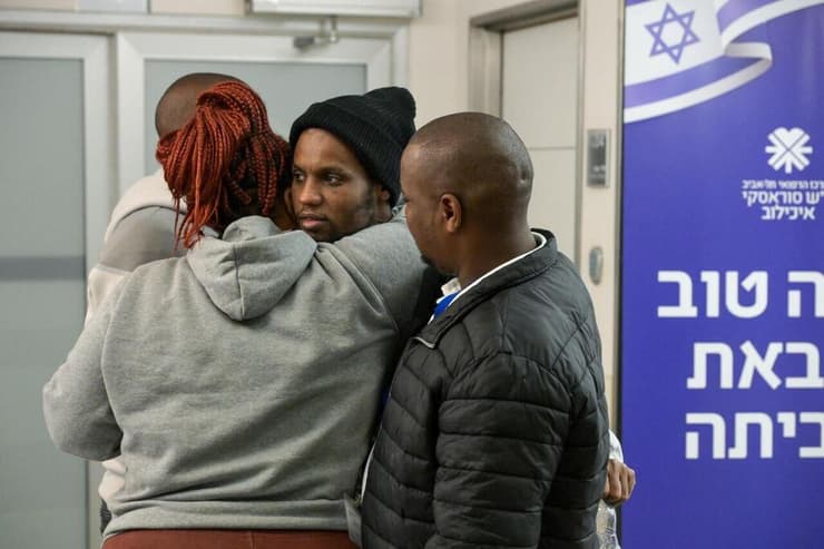 אברה מנגיסטו נפגש עם בני משפחתו בבית החולים איכילוב
