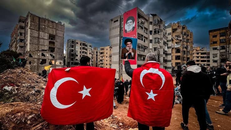 מבקרים מכל העולם מגיעים לאתר בו חוסל נסראללה בדאחייה