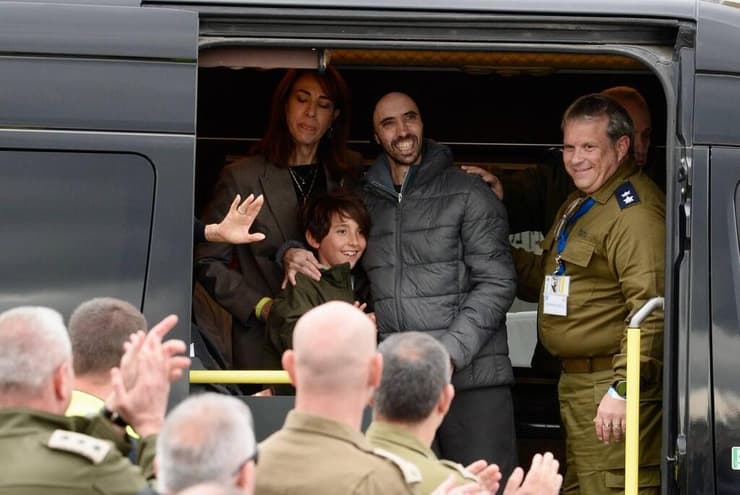 טל שהם מנופף לשלום בהגעתו לבית חולים בילינסון