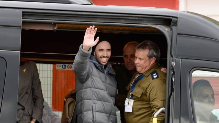טל שהם מנופף לשלום בהגעתו לבית חולים בילינסון