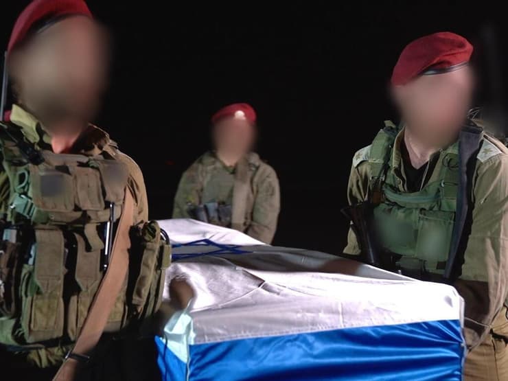 קבלת ארונה של שירי ביבס-סילברמן ז"ל לידי קציני צה"ל (צילום: דובר צה"ל) קבלת ארונה של שירי ביבס-סילברמן ז"ל לידי קציני צה"ל