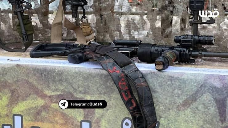 נשק שמחבלי חמאס גנבו בשביעי באוקטובר מחייל צה"ל מוצג בטקס שחרור החטופים